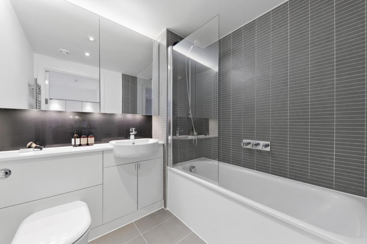 لندن Ellie N Conys 3 Bedroom Apartment With 2 Bathrooms, An Ensuite, Kitchen And Balcony In Stratford Westfield المظهر الخارجي الصورة