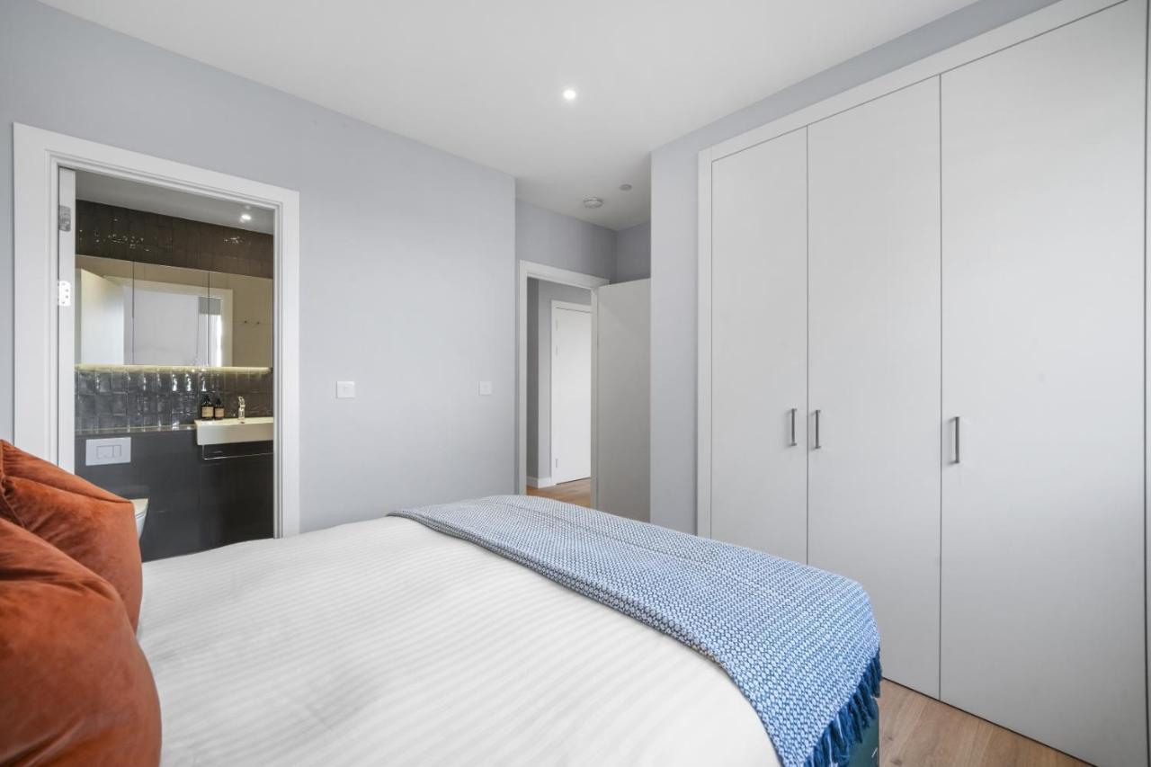 لندن Ellie N Conys 3 Bedroom Apartment With 2 Bathrooms, An Ensuite, Kitchen And Balcony In Stratford Westfield المظهر الخارجي الصورة